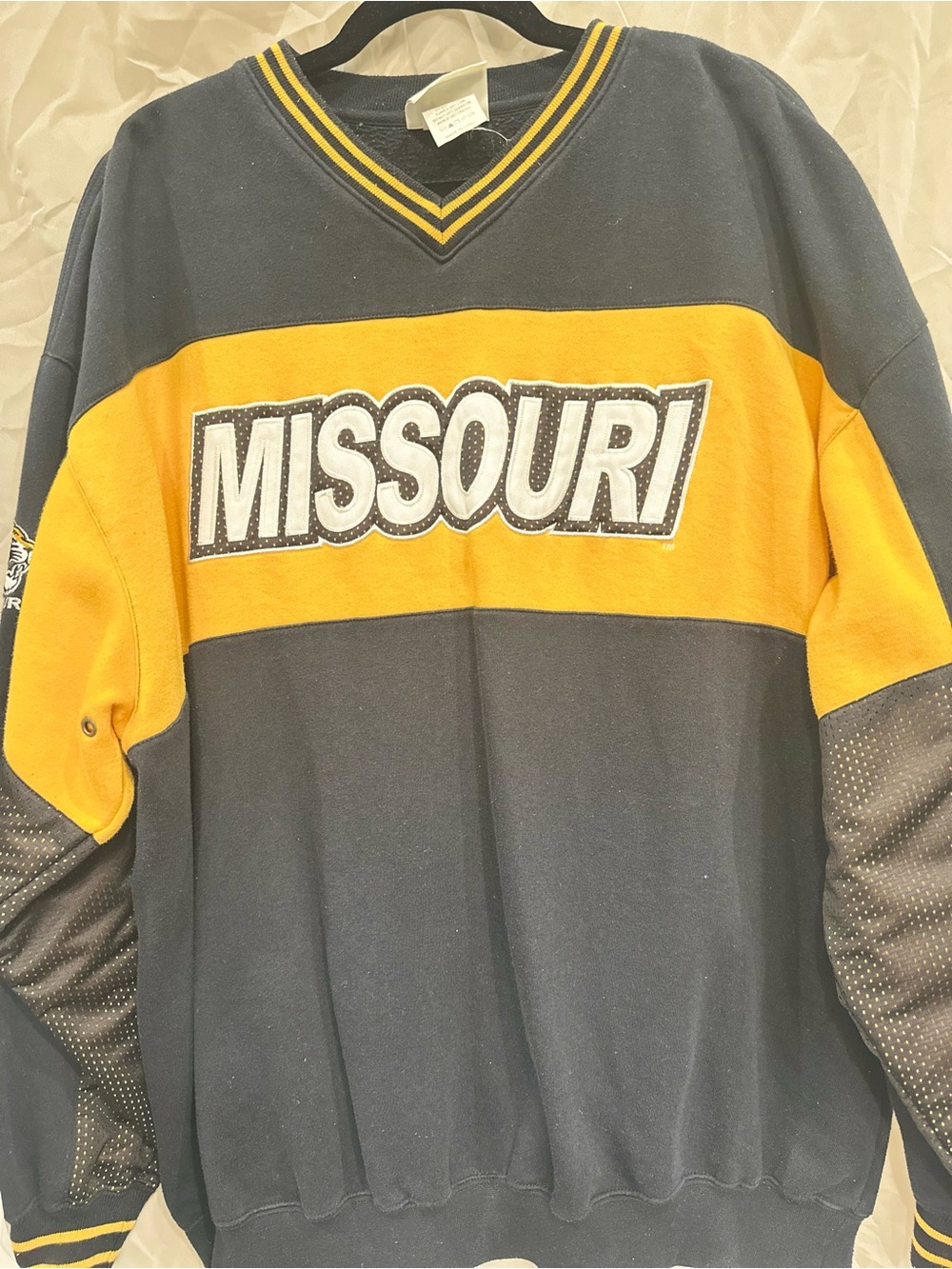 Lee Missouri V-Neck Pullover Sweater in Black & Yellow